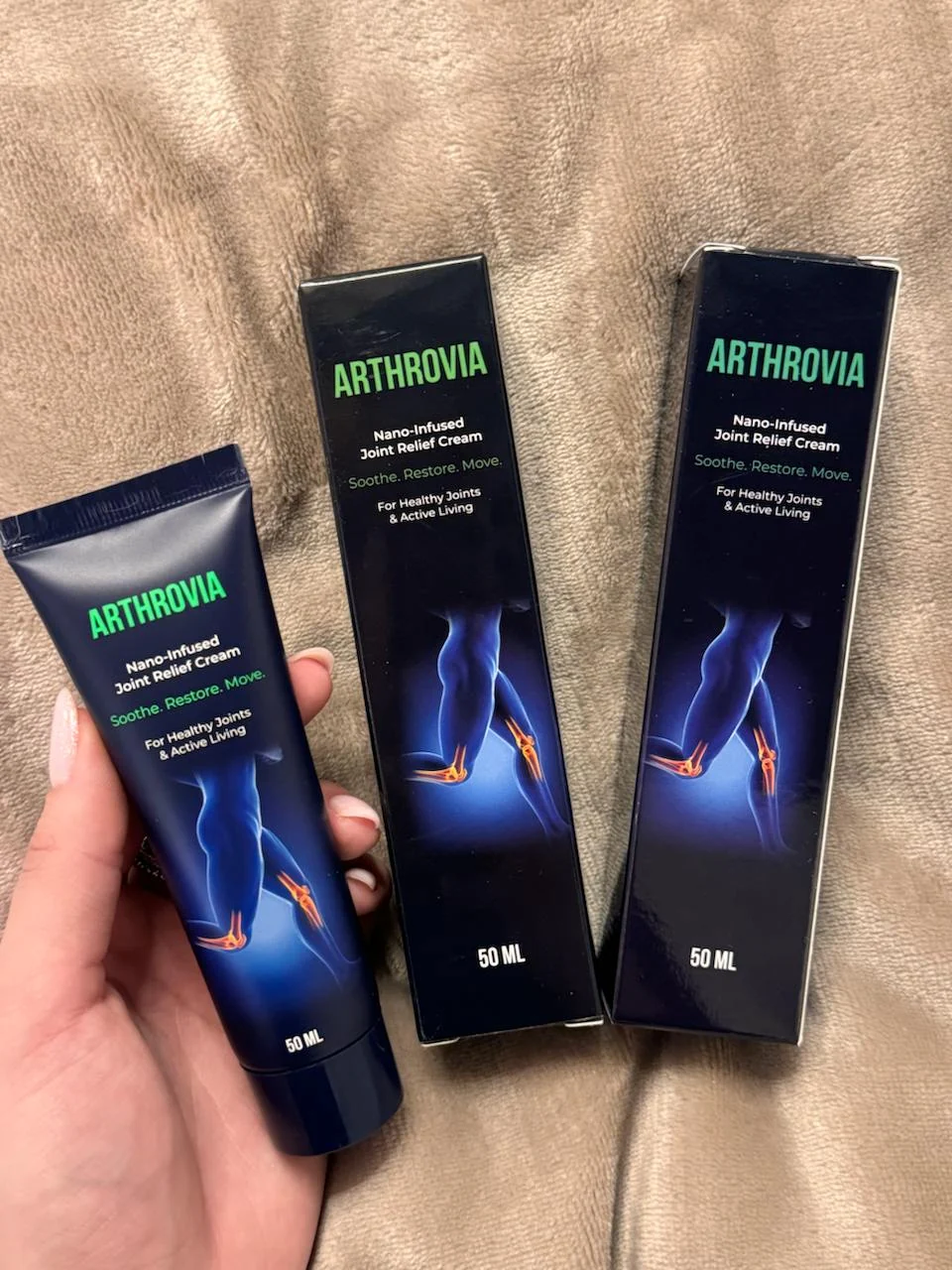 Il tubo in mano: 50 ml, tappo a vite, superficie opaca